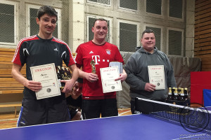 Siegerehrung beim vereinsinternen Tischtennisturnier 1. Platz Disi, 2. Platz UZ, 3. Platz Marcus